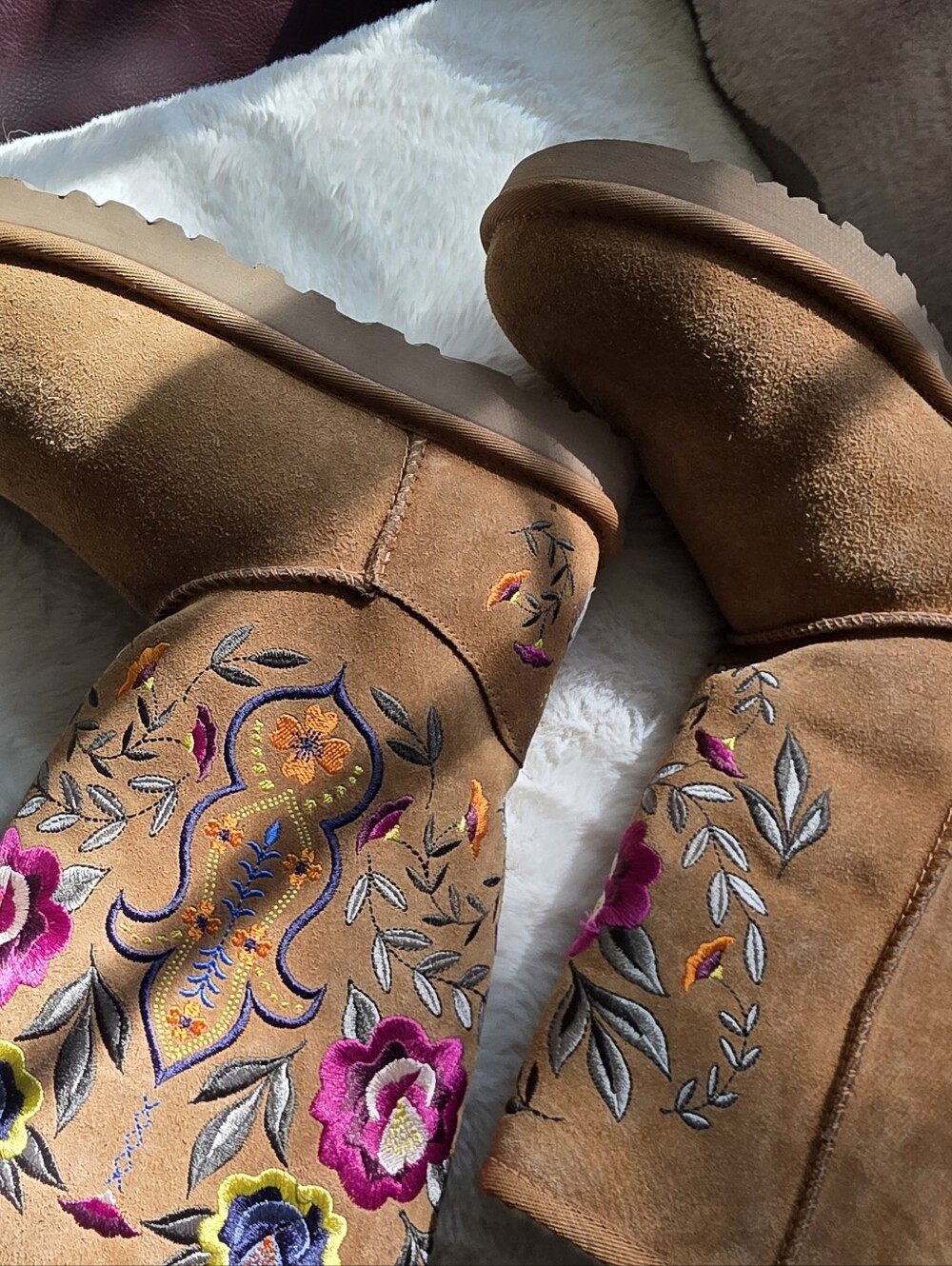 New Uggs Juliette With  Embroidered Flowers.size 7